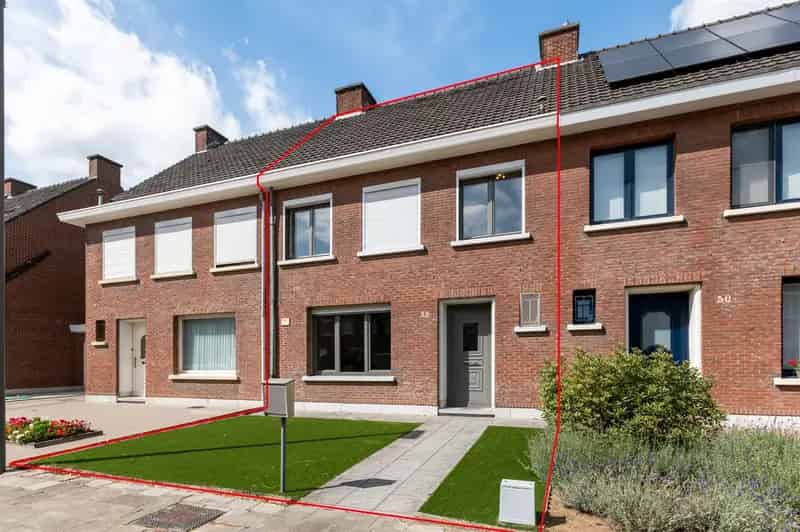 te renoveren woning met ruime zolder als kamers in te richten