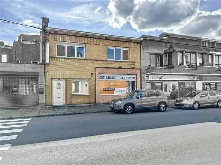 Appartementsblok Chênée: Commercieel pand plus Duplex
