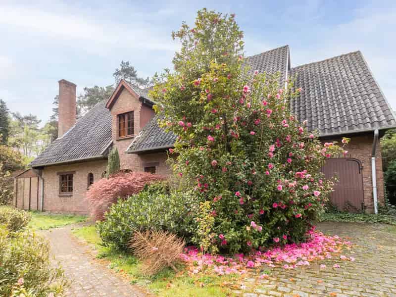 Villa te koop in 's Gravenwezel: 3 slaapkamers, garage en tuin