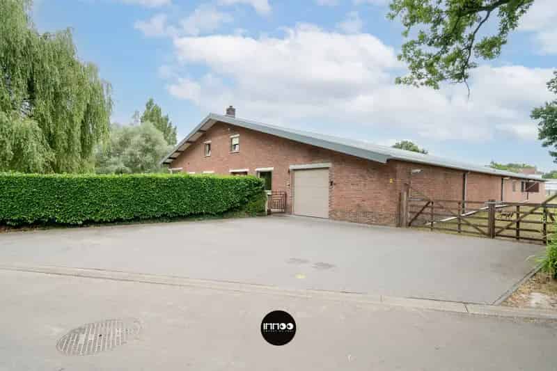 Huis te koop paardenliefhebbers binnen buitenpiste 8 stallen