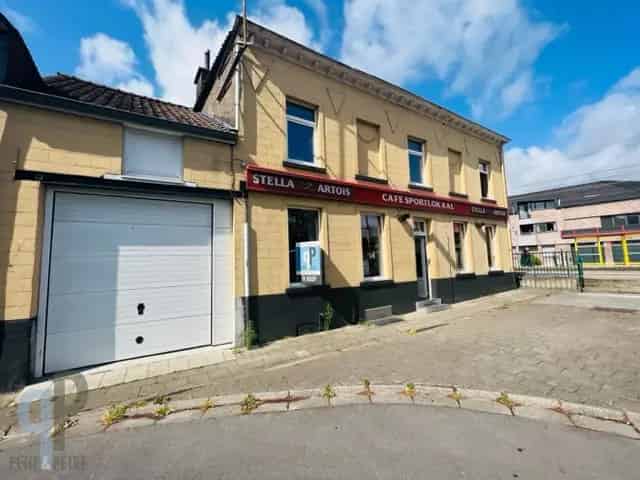 Kantoor te koop in Ninove: 5 slaapkamers, garage en atelier