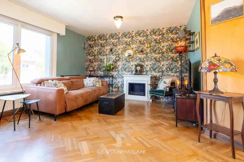 Halfopen bel-etage met 4 slaapkamers, garage en tuin
