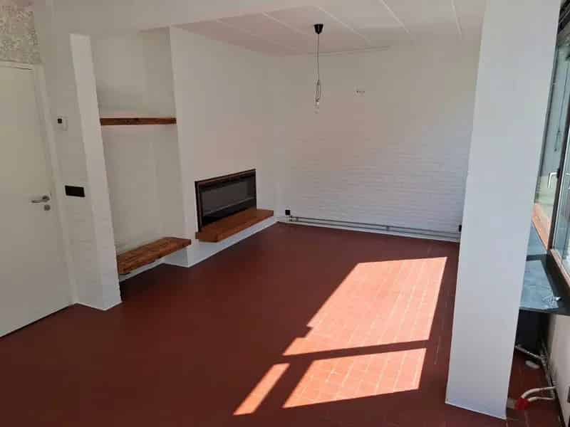 Huis te koop in Mol: Vernieuwde woning met 3 slaapkamers en 2 garages