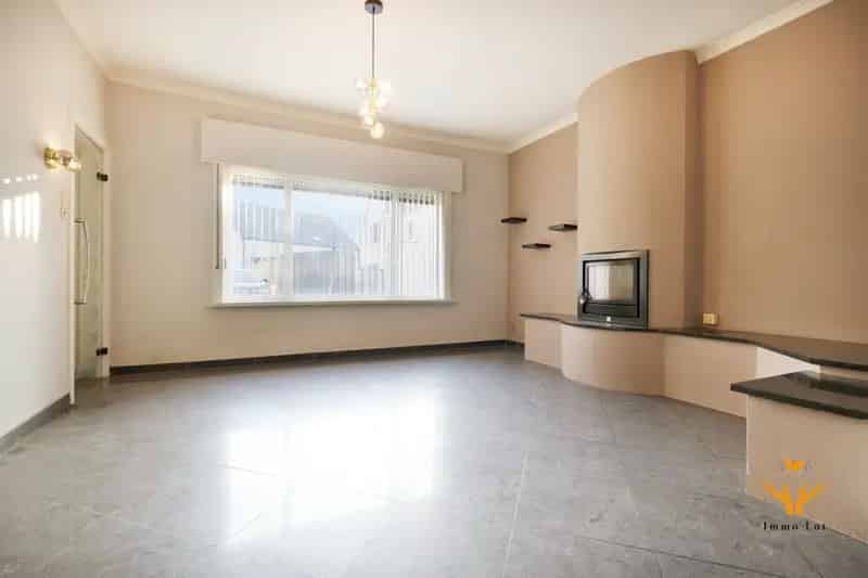 Op te frissen woning ruime tuin