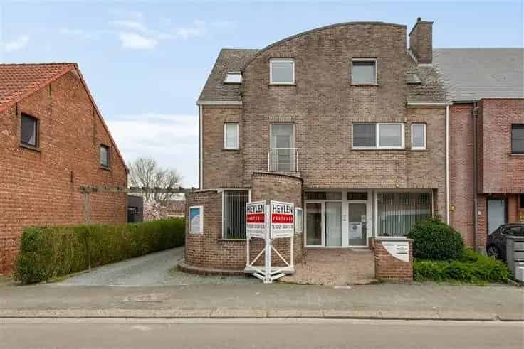 Duplex Te Koop: Handelspand met Appartementen en Garages