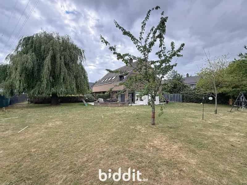 Vrijstaande woning met garage en grote tuin te koop