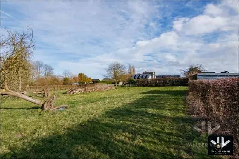 Twee woonsten met paardenstallen en weiland