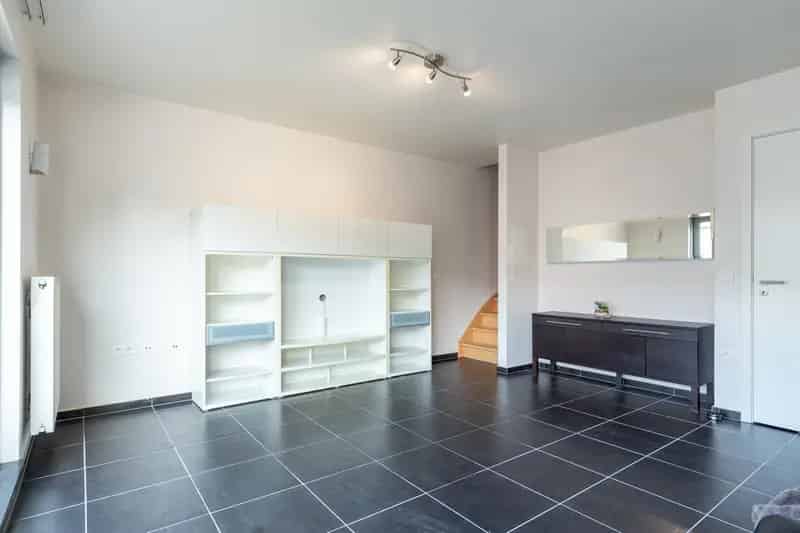 Modern 2 Slaapkamer Appartement Te Koop Nabij Winkels En Scholen