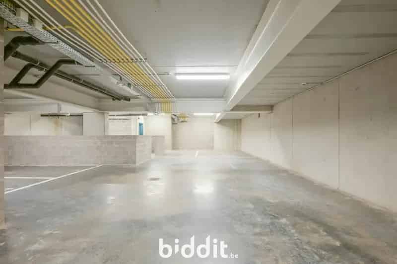 Ruime Autostaanplaats 20m2 te Koop