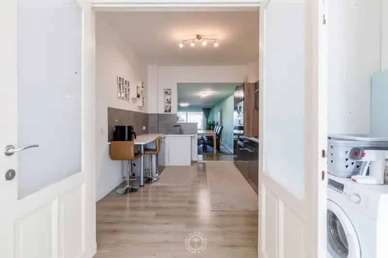 Instapklare rijwoning met vier slaapkamers en zonnige tuin