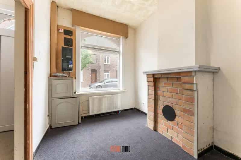 Gemoderniseerde Rijwoning Nabij Centrum