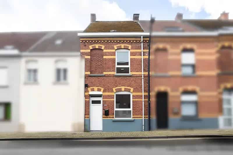 Te renoveren woning met terras op interessante locatie!