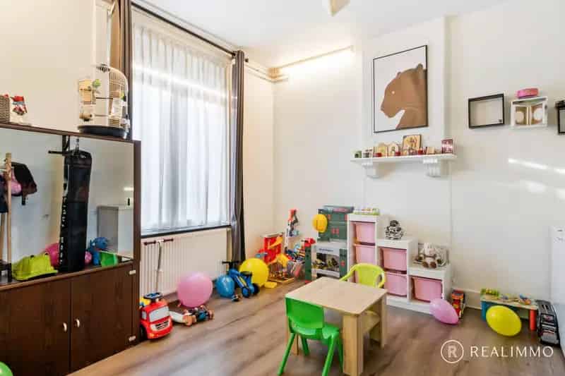 5 Slaapkamers Ruime Woning Garage