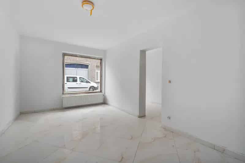 Ben je op zoek naar een gelijkvloers appartement met een bewoonbare oppervlakte van maar liefst 152 m² en een private tuin van 60 m²? Zoek niet verder! Dit appartement nabij centrum Wetteren heeft alles wat je zoekt.

Indeling: 
- Inkomhal
- Apart toilet
