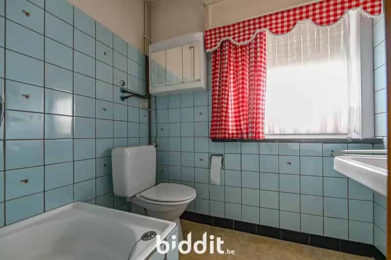 Te renoveren halfopen woning met garage en tuin