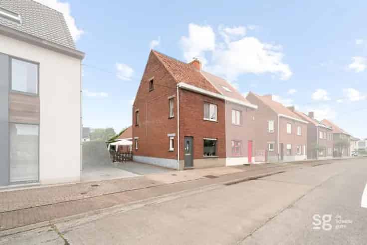 Huis te koop Zevergem: te renoveren woning met tuin