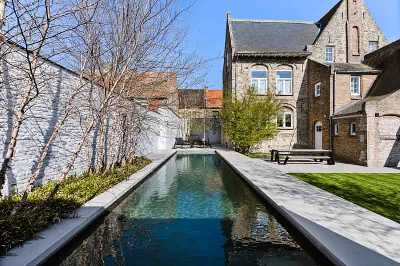 Luxueuze Herenwoning met Zwembad te Huur in Lo