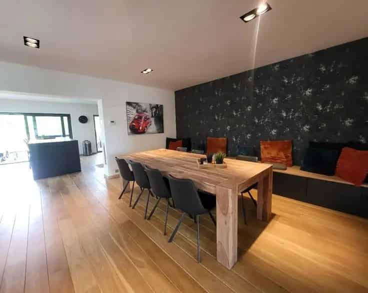Huis Te Koop  Gerenoveerde woning met 4 slaapkamers en garage