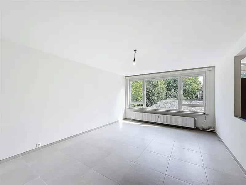 Gerenoveerd Appartement met Terras en Garagebox