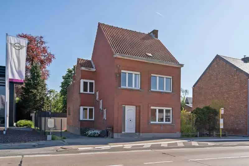 Huis te koop: te moderniseren gezinswoning met garage