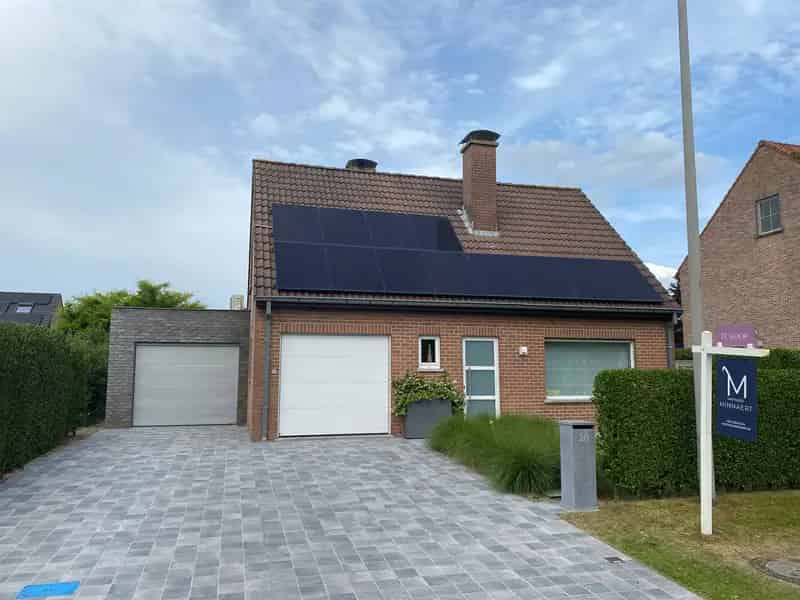 Huis te koop Deinze: Instapklare gezinswoning met tuin en garages