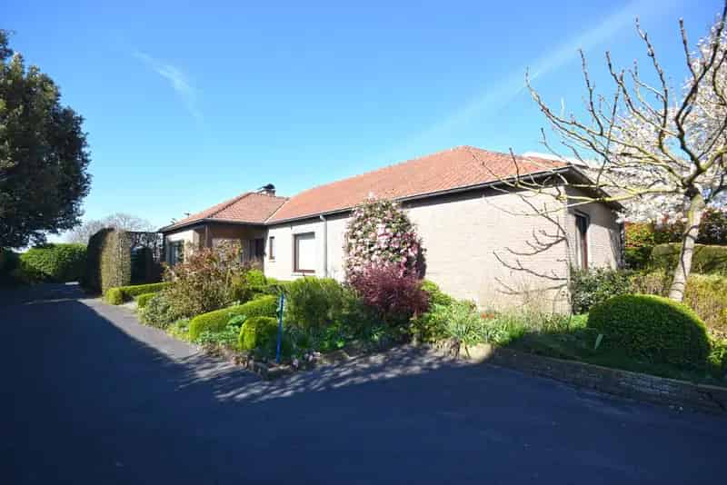 Bungalow te koop Roeselare: 4 slaapkamers, ruime tuin en garage