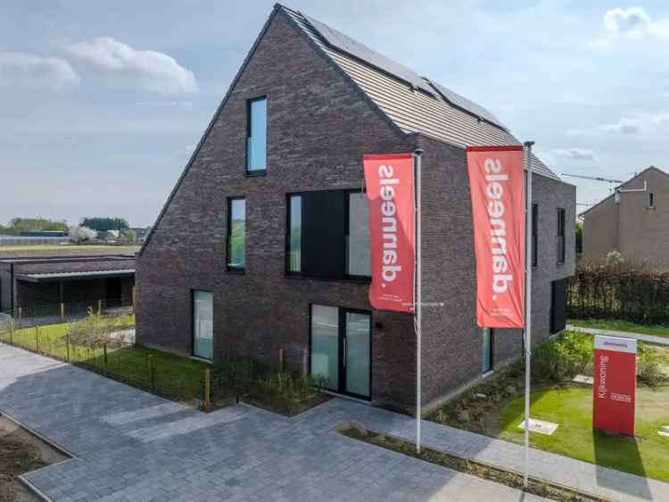 Nieuwbouw woning met 4 slaapkamers en moderne bouwstijl