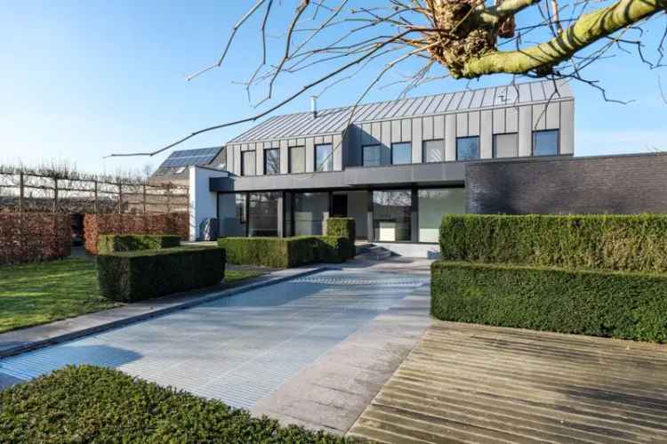 Villa te koop in Kasterlee met siervijver en ruime indeling