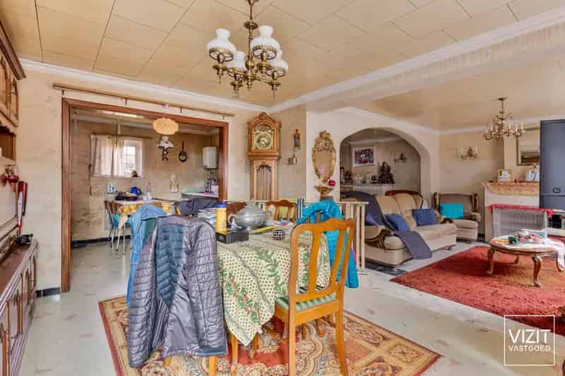 Te renoveren woonhuis met garage