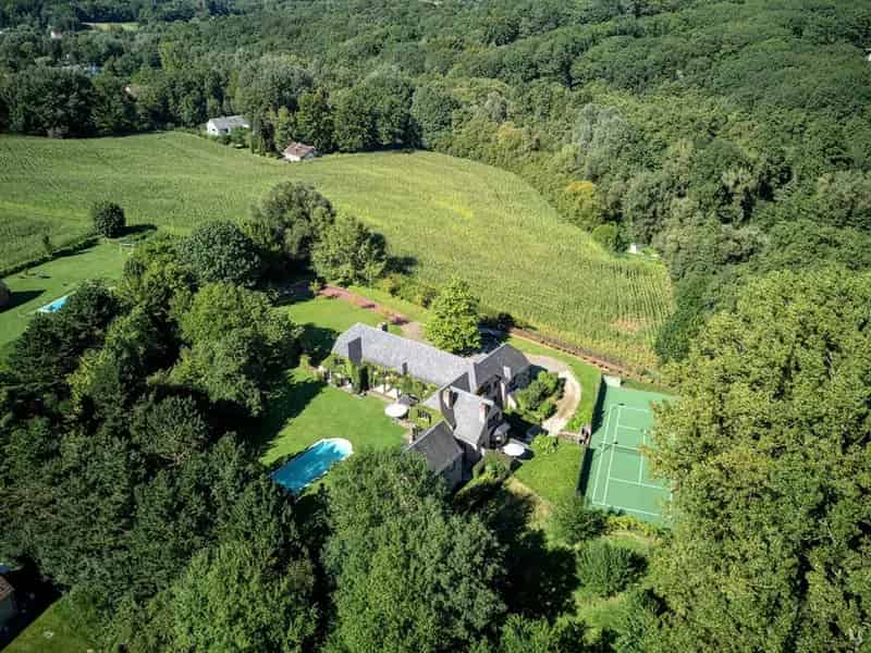 Luxe Villa te renoveren met zwembad en tennisveld Lasne