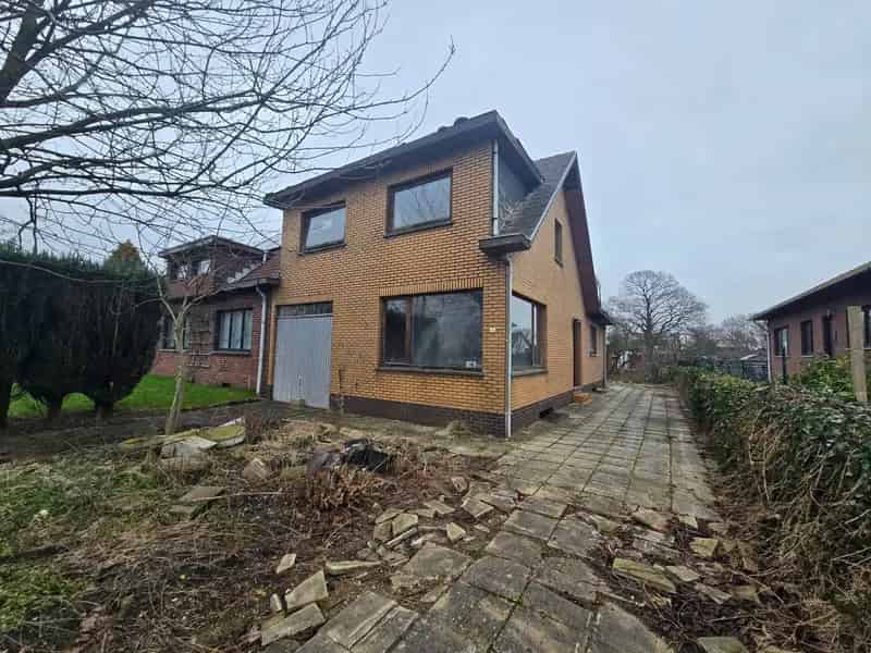 Te renoveren woning 4 slaapkamers tuin 3 garages
