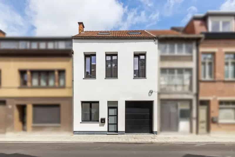 Gerenoveerde woning met 4 slaapkamers in Temse