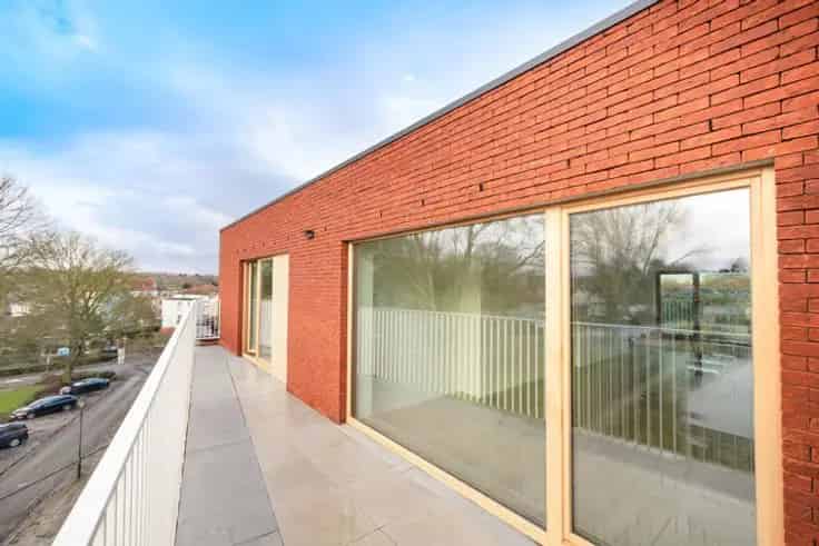 Ruim Penthouse Te Koop met Terras en Parkeerplaats