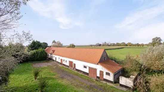 Hoeve te koop in Oostkerke met terrein en unieke kenmerken