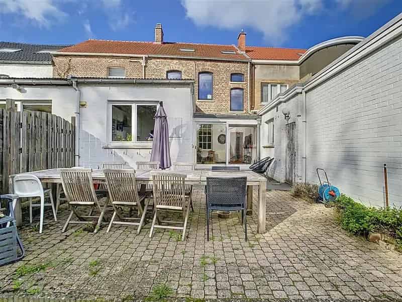Ruime Stadswoning 4 slaapkamers 2 badkamers Tuin Bijgebouw