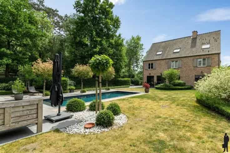 Villa Te Koop Ruime villa met zwembad en tuin