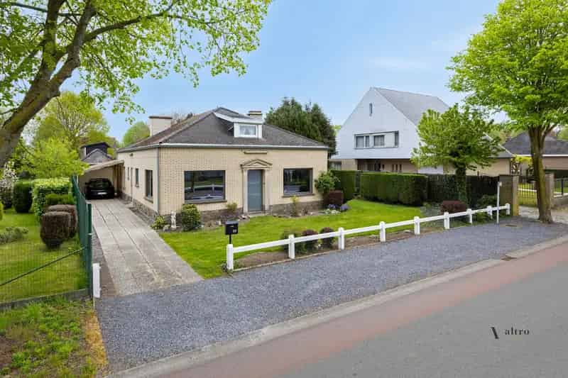 Deels gerenoveerde woning te Bellem