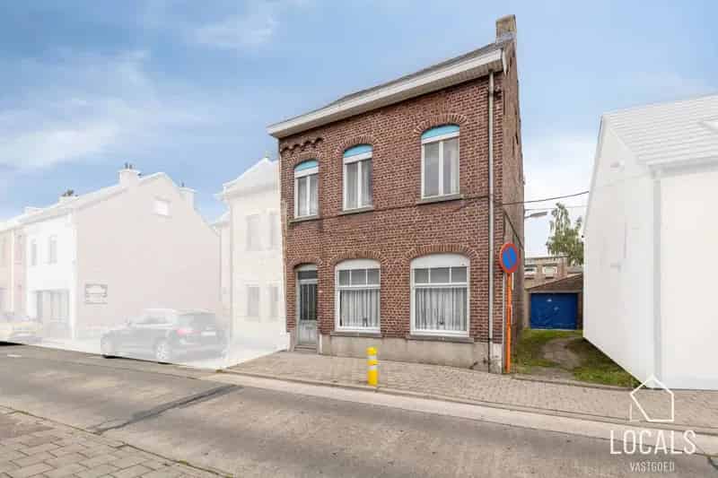 Goed gelegen HOB met tuin garages 3 slaapkamers en zolder