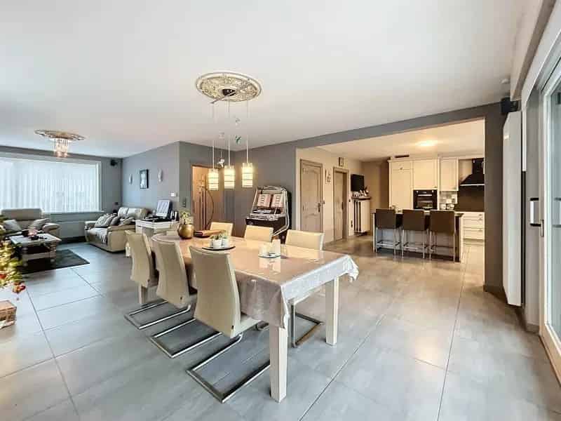 Villa met dubbele garage werkplaats 702m2