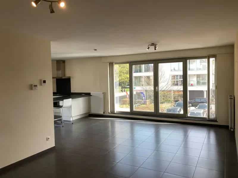 Ruim 2 Slaapkamer Appartement met Terras en Parking