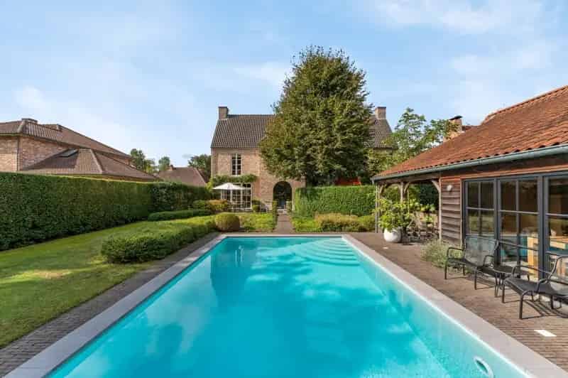 Ruime Woning Te Tielt-Winge met Zwembad en Mogelijkheid tot Verkavelen