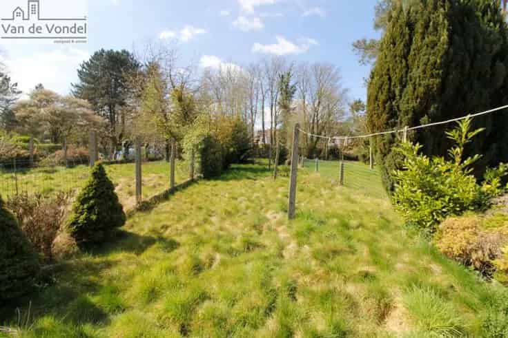 Ruime woning te Erembodegem met grote tuin en oprit