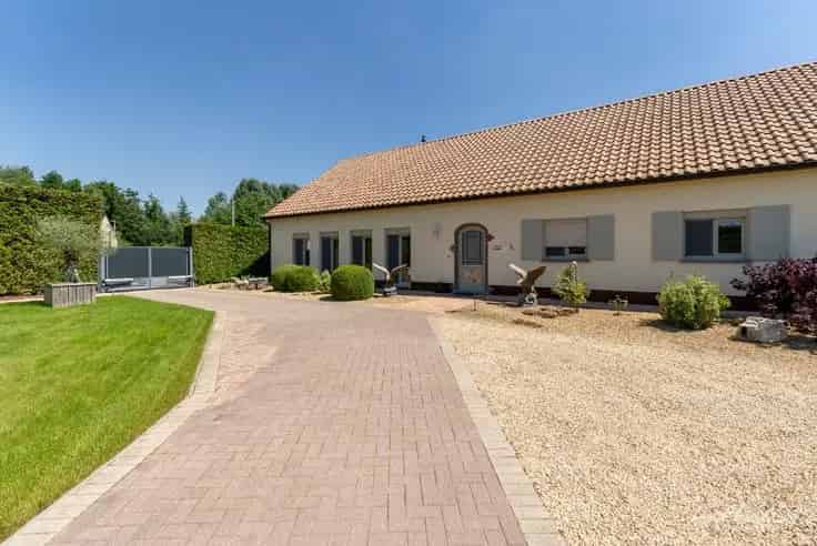 Huis Te Koop: Gerenoveerde Langgevelhoeve met Paardenstallen
