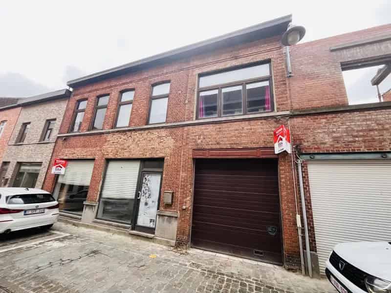 Huis met 7 Garages en Loods te Koop in Wervik