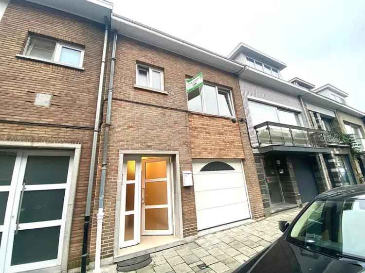 Ruime woning met vier slaapkamers en garage