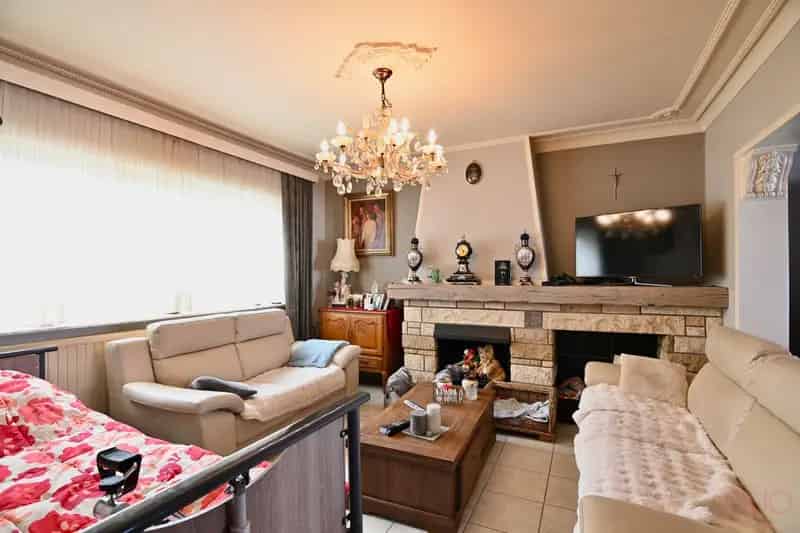 Ruime open bebouwing met 4 slaapkamers en achterliggende loodsen