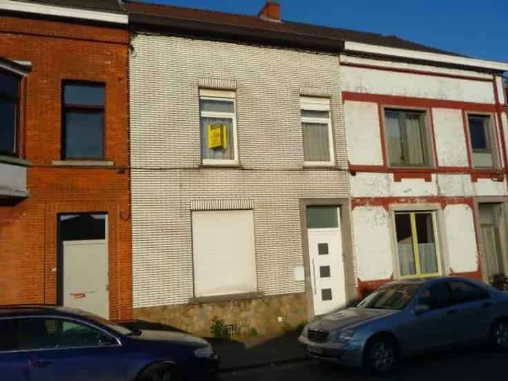 Huis Te Koop Nabij Station met 4 Slaapkamers en Tuin