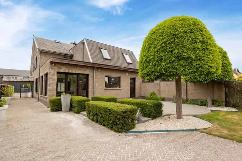 Huis te koop Brasschaat: 4 slaapkamers, terras, bijgebouw