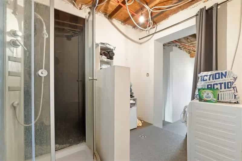 Ruime Gezinswoning Te Renoveren Met Garage Landen