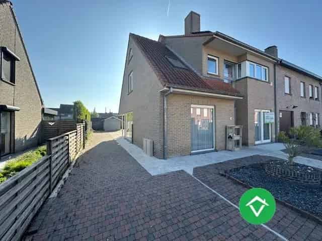 Gelijkvloers Appartement met Tuin en Garage te Eernegem
